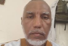 صورة جمال ولد أحمدنا خريج الجامعة القطرية يعزي في وفاة الأمير الشيخ حمد بن خليفة آل ثاني