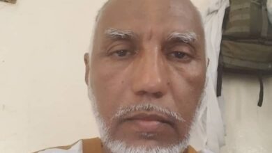صورة جمال ولد أحمدنا خريج الجامعة القطرية يعزي في وفاة الأمير الشيخ حمد بن خليفة آل ثاني