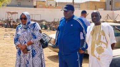 صورة العمد المساعدون لبلدية الميناء يواكبون ميدانيًا إجراءات إتلاف المواد الغذائية منتهية الصلاحية