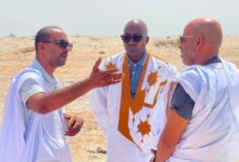 صورة عمدة الميناء ووفد من «التآزر» يتفقدون ساحة مخصصة لإنشاء مؤسسة تعليمية بحي المدينة المنورة (صور)
