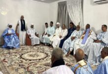 صورة وفود علمية ومشايخ من دول إفريقية يزورون رئيس مهرجان لحويطات للاطمئنان على صحته