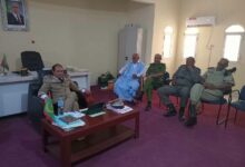 صورة حاكم مقاطعة كرو بترأس اجتماعا بمكتبه لنقاش خطة لتعزيز النظافة بالمدن (صور) 
