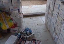 صورة حماية المستهلك تغلق محلاً في نواكشوط الغربية بعد شكوى من بيع ألبان منتهية الصلاحية لأطفال