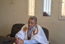 صورة عمدة عرفات يحث على النظافة في اجتماع عقده بمباني البلدية